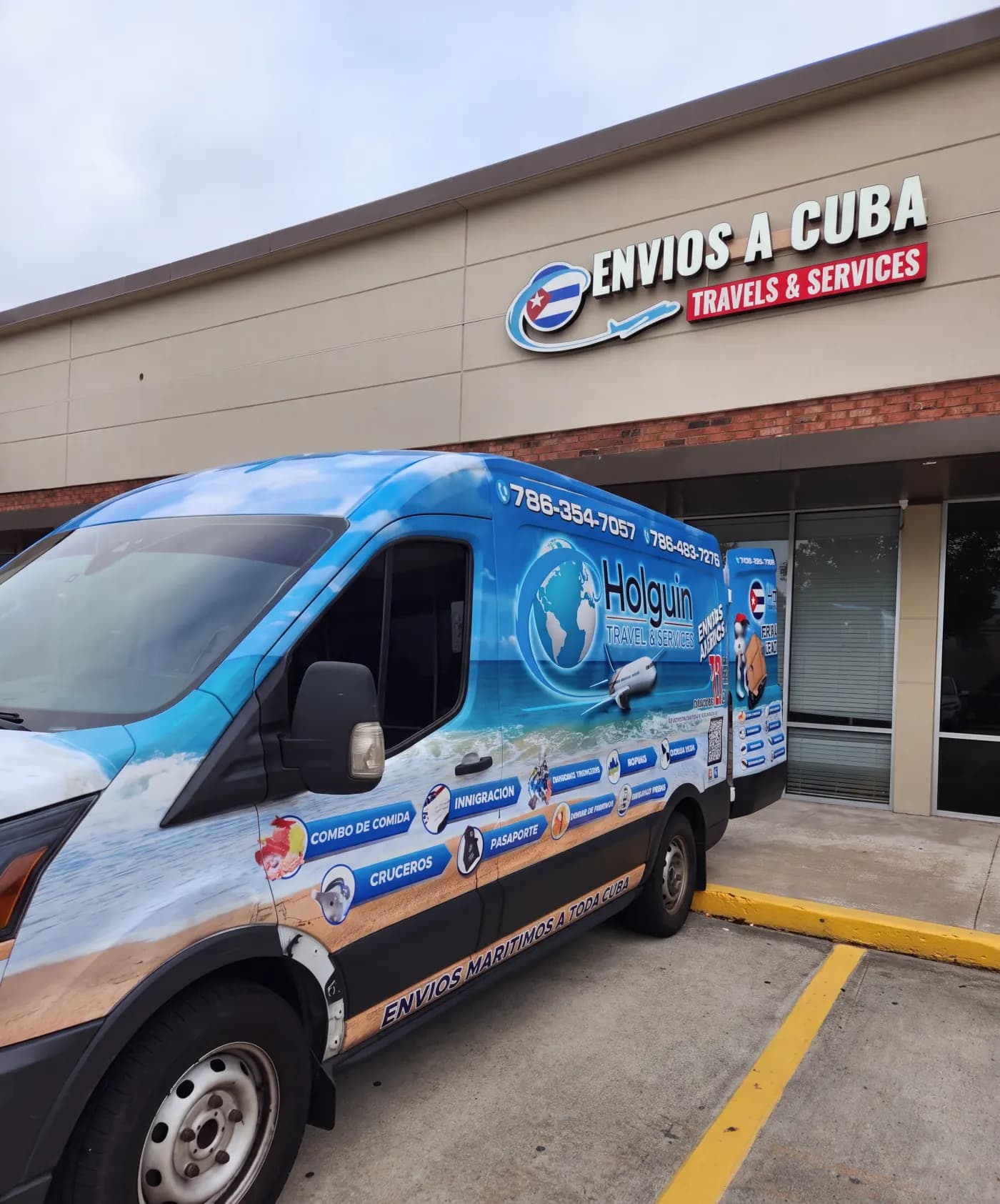 Fachada y acceso de Holguin Travels en Houston