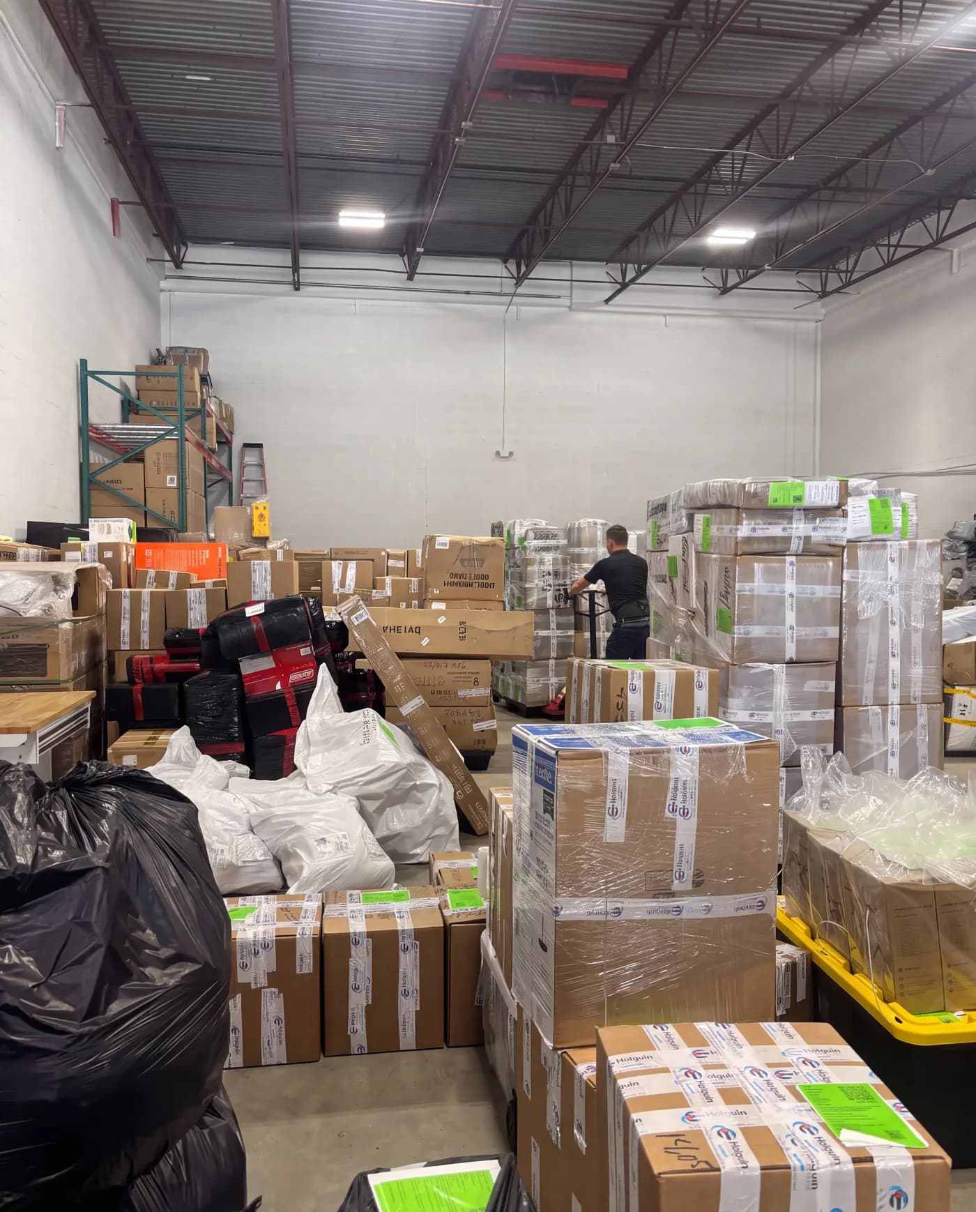 Fotografía real del almacén de Holguin Travels en Miami con cajas preparadas