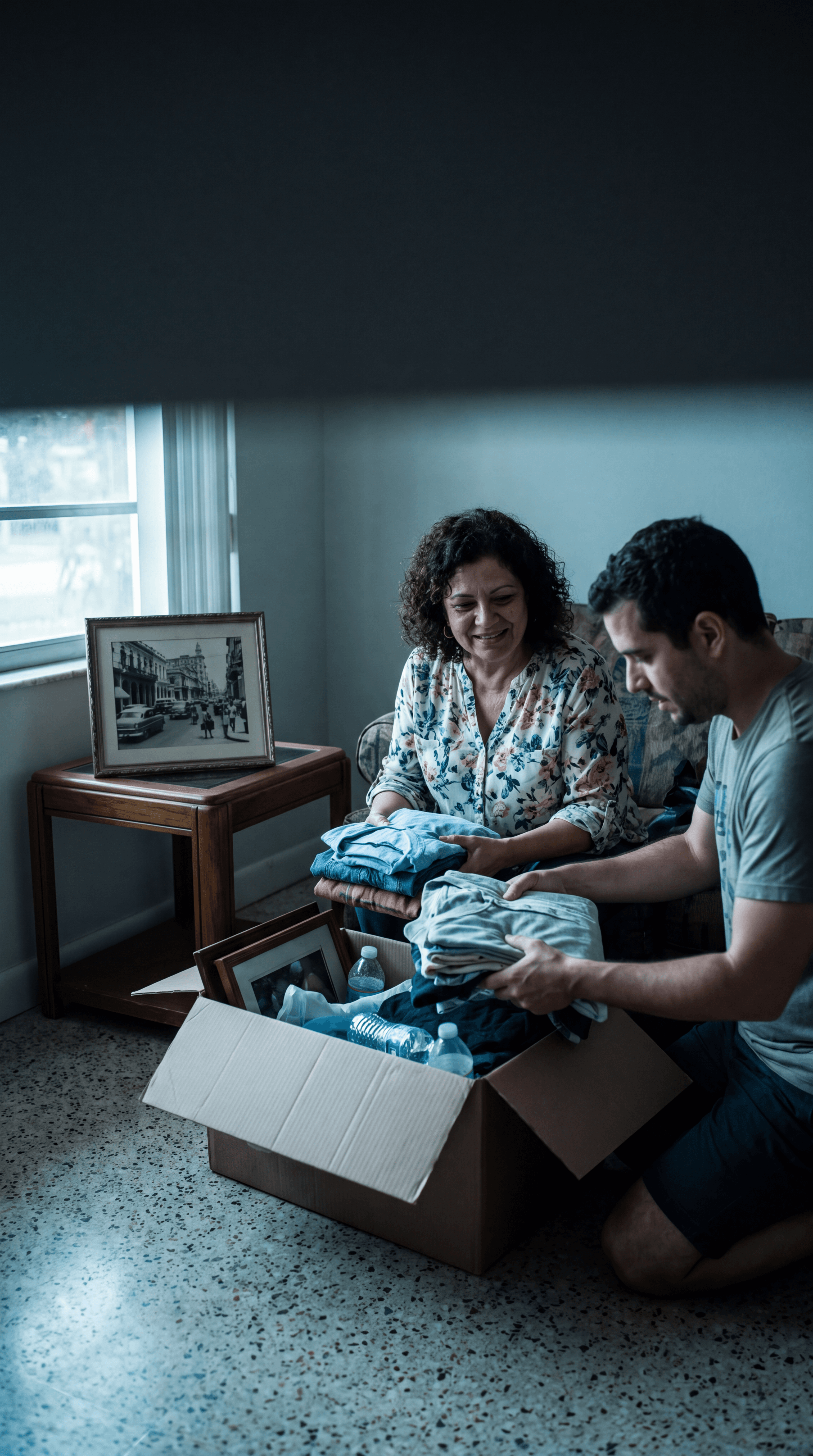 Recreación editorial de una familia preparando artículos para una caja