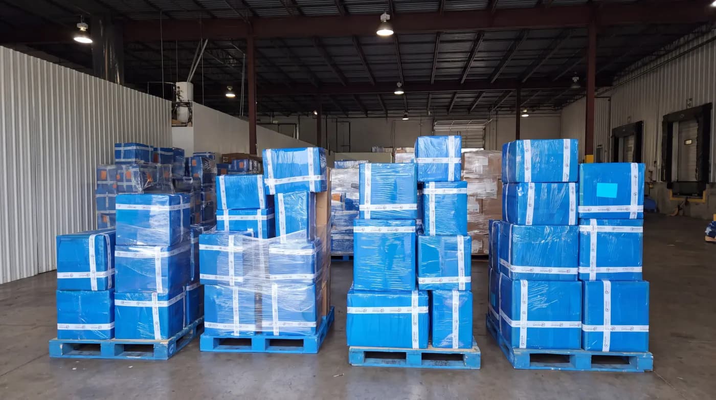 Recreación editorial de pallets con cajas de Holguin Travels